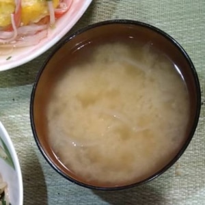 玉ねぎとじゃがいものお味噌汁（いりこだし）